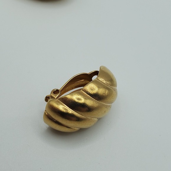 Vintage Vendome Clip On Earrings Gold Tone Shells Fashion Jewelry - Picture 2 of 8